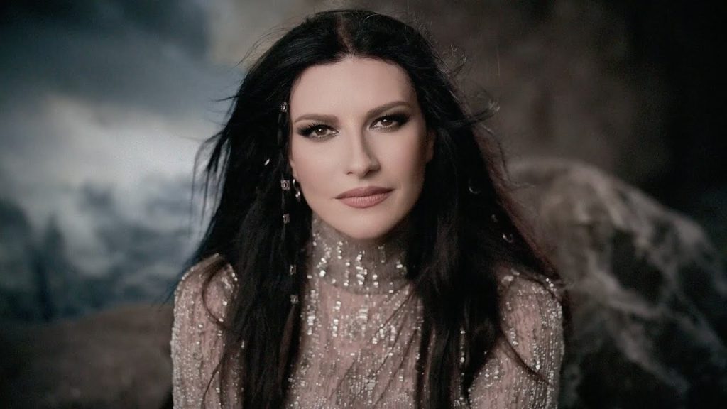 Laura Pausini canta “Mi historia entre tus dedos” a su manera y en 3 idiomas