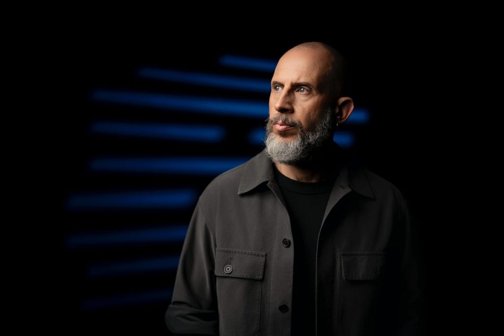 Sergio Sacoto y Bacilos fusionan ritmo e ironía en ‘Ya no quiero morir de amor’.