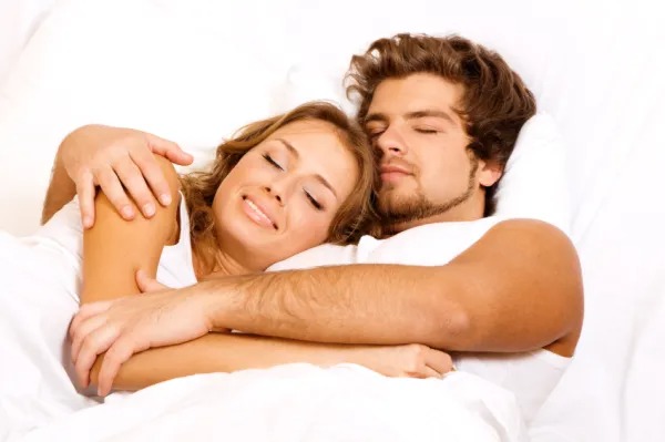 ¿ES SALUDABLE DORMIR ABRAZADO A ALGUIEN?