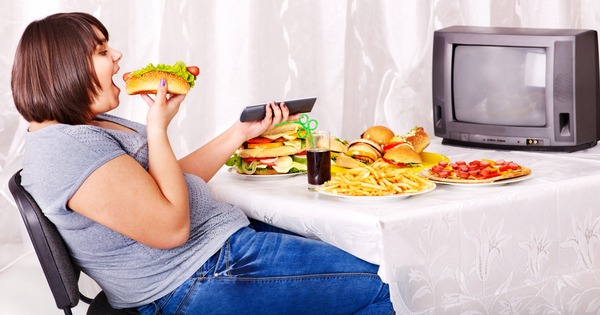 ¿ES SALUDABLE MIRAR TELEVISIÓN O LEER MIENTRAS SE COME?