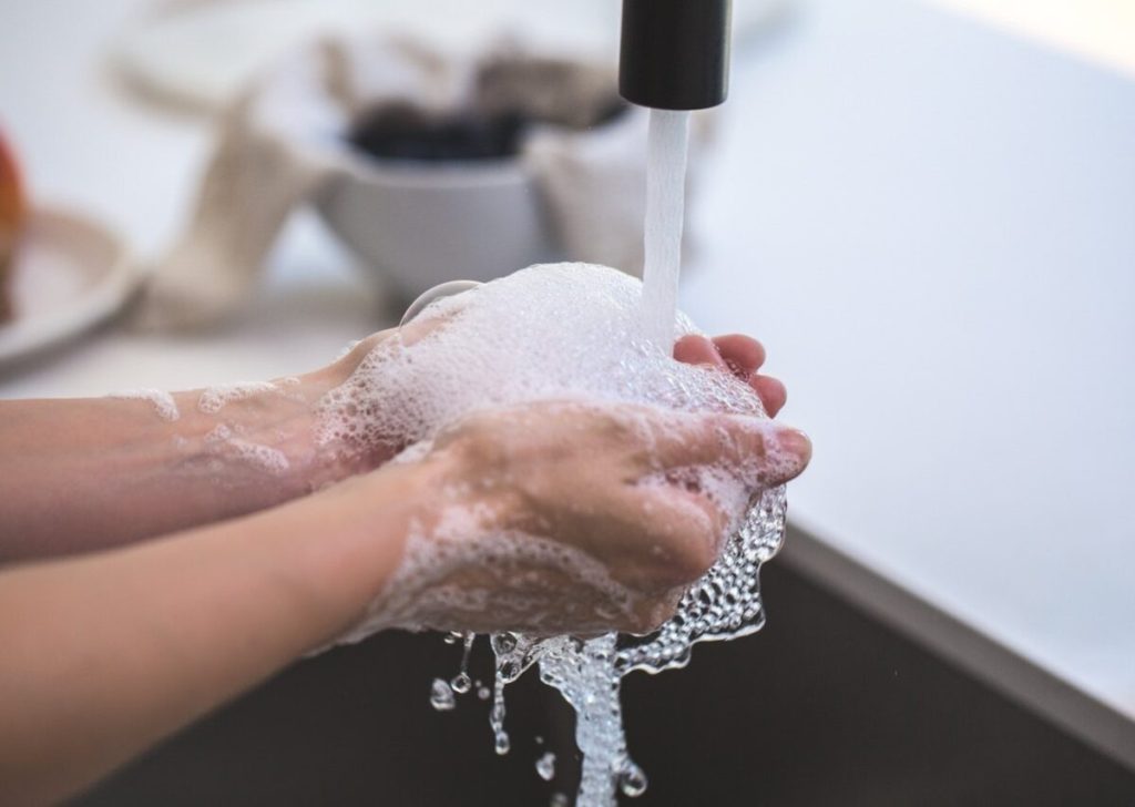 ¿PARA QUÉ SIRVE REALMENTE LA ESPUMA DEL JABÓN Y DEL SHAMPOO? FUNCIÓN, MITOS Y CIENCIA DETRÁS DE LAS BURBUJAS