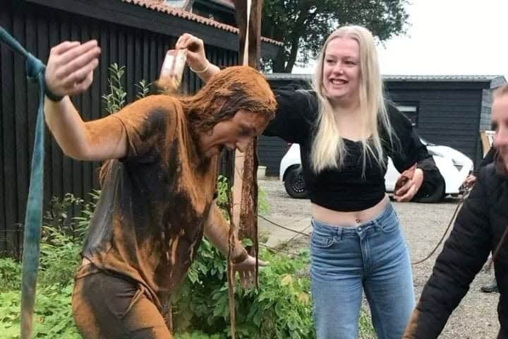 CURIOSA TRADICIÓN EN DINAMARCA: SI LLEGAS SOLTERO A LOS 25, TE BAÑAN CON CANELA