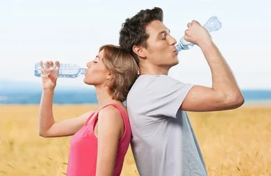¿DEBEN HOMBRES Y MUJERES BEBER LA MISMA CANTIDAD DE AGUA? DIFERENCIAS REALES EN HIDRATACIÓN