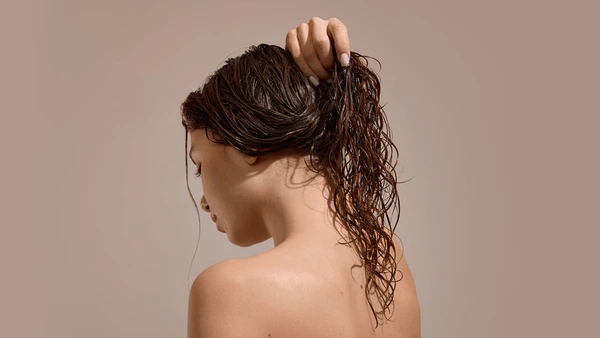 ¿ES RECOMENDABLE DORMIR CON EL CABELLO MOJADO?