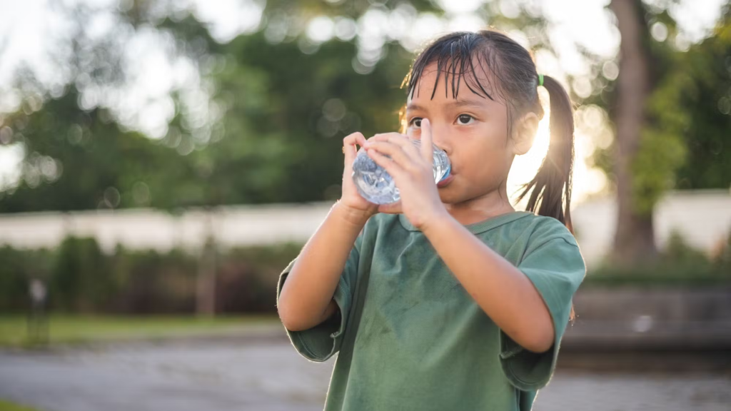 CÓMO PROTEGER A LOS NIÑOS DEL CALOR: GUÍA COMPLETA PARA CUIDAR SU SALUD EN ALTAS TEMPERATURAS