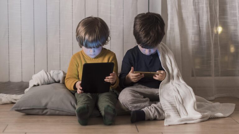 LAS PANTALLAS Y EL AUTISMO : ¿QUE RELACIÓN TIENEN?