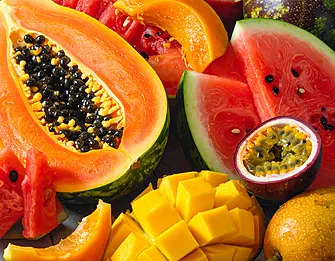 ¿QUÉ OCURRE SI SE TRAGAN LAS SEMILLAS DE SANDÍA, PAPAYA U OTRAS FRUTAS?