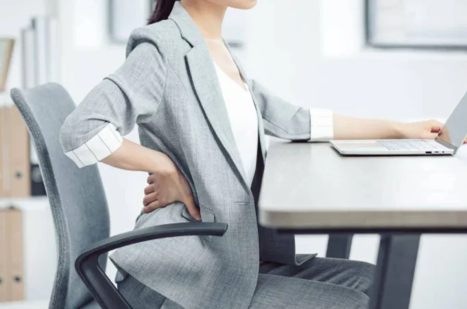 ¿PASAS HORAS SENTADO? CONSEJOS PARA CUIDAR TU CUERPO