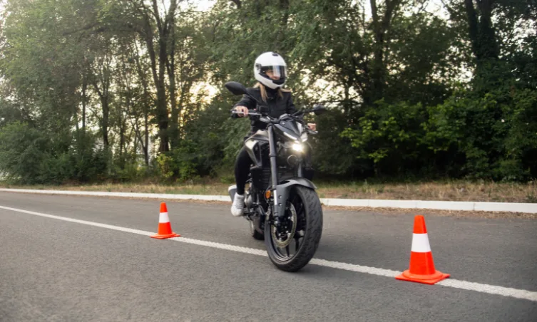 LAS MANERAS MÁS SEGURAS AL CONDUCIR UNA MOTO