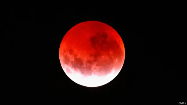 ECLIPSE LUNAR PARCIAL O LUNA DE SANGRE