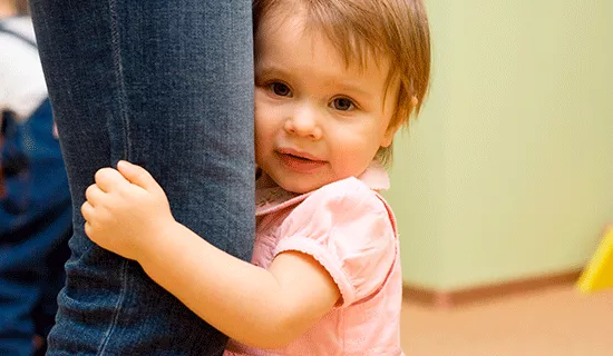 NIÑOS RETRAÍDOS O POCO SOCIABLES: QUÉ SIGNIFICA Y CUÁNDO DEBERÍA PREOCUPAR A LOS PADRES