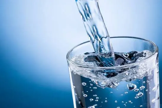 ¿LAS AGUAS CARBONATADAS CON SABOR SON TAN SALUDABLES COMO LAS NATURALES?