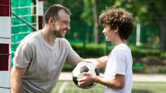ACOMPAÑAR A TU HIJO ADOLESCENTE A JUGAR FÚTBOL, ES CUIDAR SUS EMOCIONES