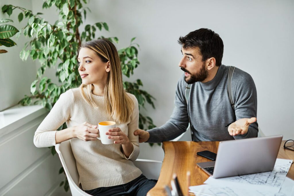 CUANDO TU PAREJA EVADE UNA RESPUESTA: ¿EN QUÉ PIENSAS?